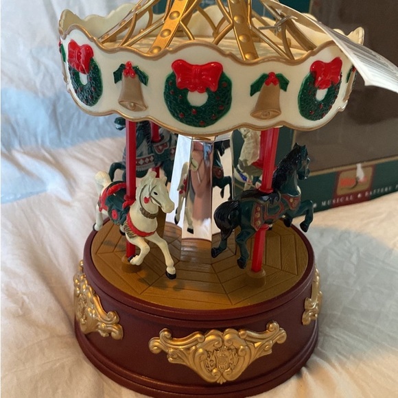 VTG Maisto Christmas Holiday Village Carousel Musical Animated Merry Go Round - Picture 4 of 11